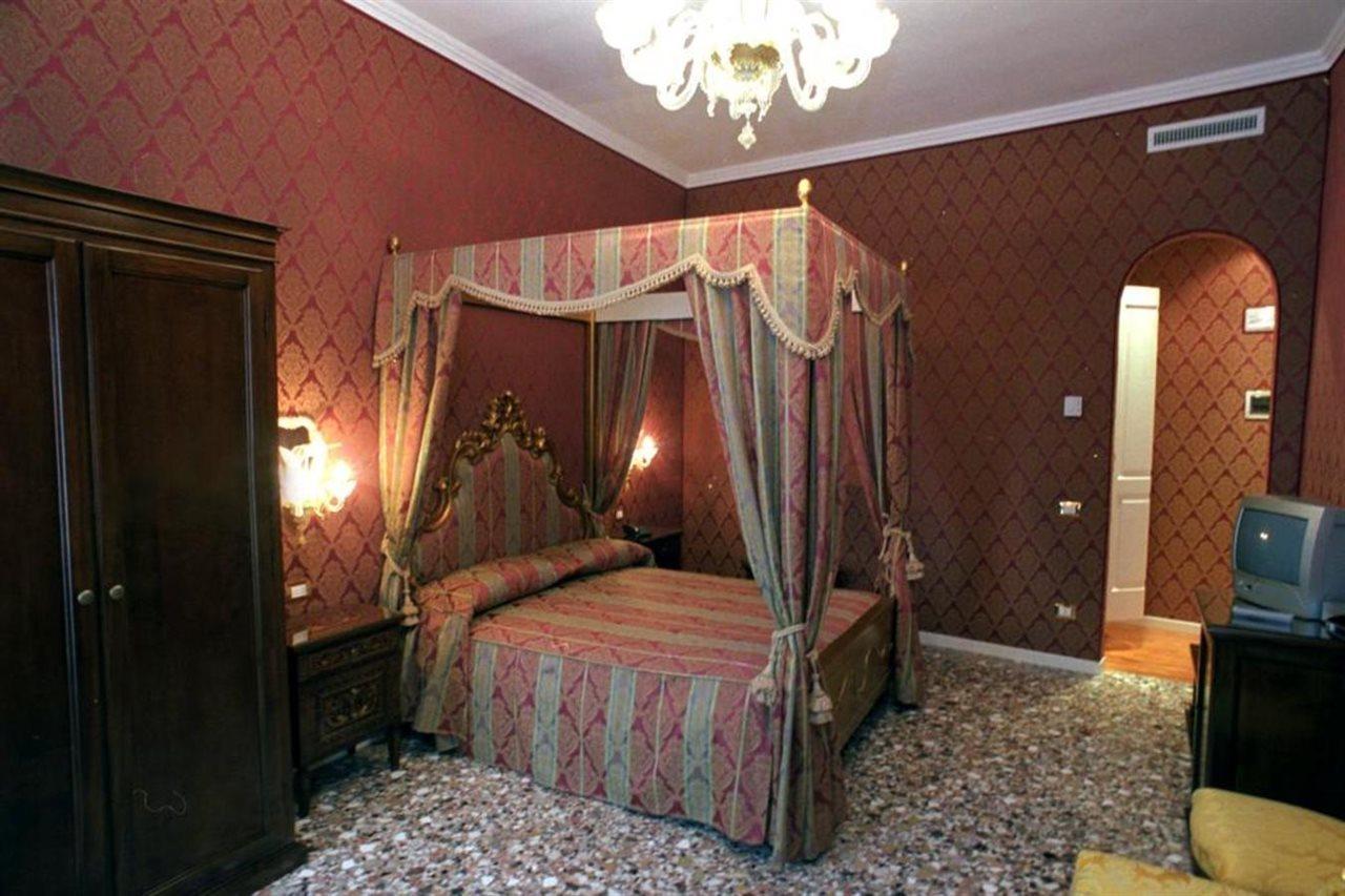 Casa Pisani Canal Veneţia Exterior foto